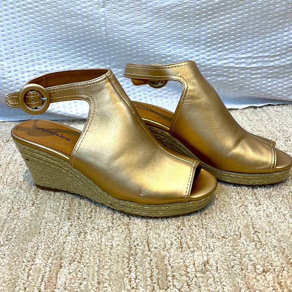 NEW! Comfort View Gold Metallic Wedge Sandals - Picture 4 of 7